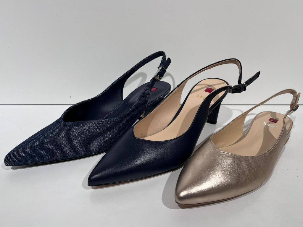 Slingbacks in Jeans-Optik, Schwarz und Metallic-Gold von Hoegl